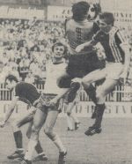 (1980) Brány prvoligových futbalových štadiónov sa otvárajú. Na fotografii z nedávnej futbalovej minulosti o loptu bojujú Šálka a Sobota v tmavých dresoch s Ostravčanmi Michalíkom (dres č. 1) a Vojáčkom.